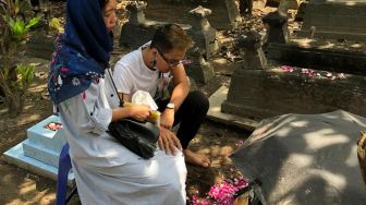 Tengok Makam Bayi 8 Bulannya, Begini Kabar Korban Pohon Tumbang Jalan Wates