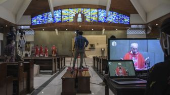 Romo Sebastianus Ndona memimpin misa Jumat Agung di Gereja Santo Arnoldus Janssen, Kota Bekasi, Jawa Barat, Jumat (10/4). [ANTARA FOTO/Paramayuda]