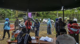 Petugas Gugus Tugas COVID-19 mendata pemudik dengan kendaraan pribadi di Perbatasan Tasikmalaya-Ciamis, Jembatan Cirahong, Kabupaten Ciamis, Jawa Barat, Jumat (10/4). [ANTARA FOTO/Adeng Bustomi]