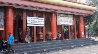 Masjid Ditutup, Pengemudi Ojol Tunaikan Salat Zuhur Pengganti Salat Jumat