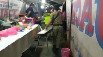 Pemilik Warung Bandel Layani Makan di Tempat, Kursi Disita Paksa Aparat