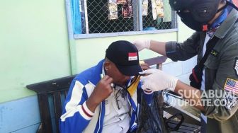 Komunitas Ini Keluar Masuk Kampung di Surade Sukabumi, Sebar APD