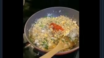 Nyeleneh Banget, Tutorial Bikin Nasi Goreng Ayam Ini Bikin Netizen Ngakak