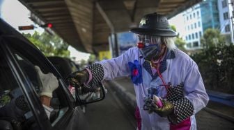 Komunitas Badut di Bandung Bagikan Seribu Masker