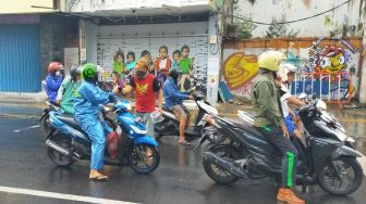 Prihatin Pengguna Jalan Masih Ramai, Klub Motor Ini Berbagi Hand Sanitizer