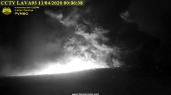 Detik-detik Letusan Gunung Anak Krakatau Terekam CCTV PVMBG