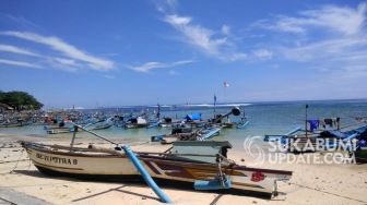 Disapu Gelombang Pasang, Perahu Nelayan Ujunggenteng Sukabumi Rusak