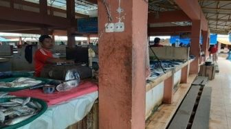 Pembeli Sepi, Omset Pedagang Ikan Laut di Kuansing Anjlok