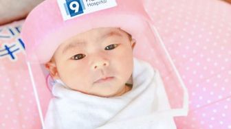 Gemas, Bayi Baru Lahir di Thailand Pakai Pelindung untuk Cegah Covid-19