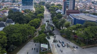 Foto udara lalu lintas kendaraan di jalan Prof Dr Soepomo, Jakarta, MInggu (12/4). [ANTARA FOTO/Nova Wahyudi]
