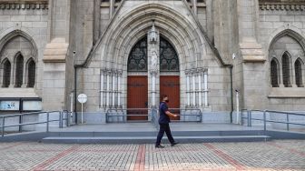 Suasana di Gereja Katedral, Jakarta, Minggu (12/4).  [Suara.com/Alfian Winanto]