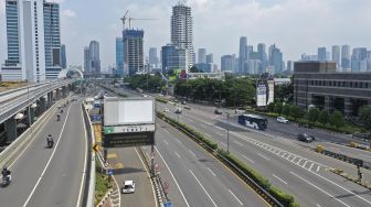 Foto udara lalu lintas kendaraan di tol dalam kota, Jakarta, MInggu (12/4). [ANTARA FOTO/Nova Wahyudi]
