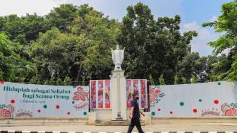 Petugas keamanan berpatroli didepan patung Yesus di Gereja Katedral, Jakarta, Minggu (12/4). [Suara.com/Alfian Winanto]
