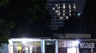 Lampu hotel berbentuk lafaz Allah di Jakarta Selatan, Minggu (12/4).  [Antara Foto]