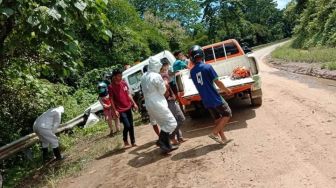 Lelah dan Lapar, Petugas Medis Ambulans Pengantar Pasien Corona Kecelakaan