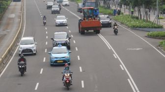 LSI Denny JA Usul Warga Jakarta dan 4 Daerah Dibolehkan Kerja di Luar Rumah