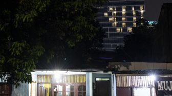 Penampakan lampu hotel berbentuk lafaz Allah di Jakarta Selatan, Minggu (12/4). [Antara Foto]