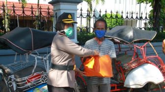 Polda DIY Bagikan Ribuan Paket Sembako kepada Masyarakat terdampak Corona