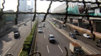 Lalu lintas kendaraan di tol dalam kota kawasan Pancoran, Jakarta, Senin (12/4). [Suara.com/Oke Atmaja]
