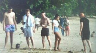 Banten KLB Corona, Bule-bule Asyik Telanjang Dada di Pantai Carita