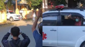 Viral Warga Semangati Pasien Corona yang Dijemput Pakai Ambulans