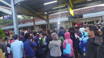 Tak Ada Lagi Jarak Aman, Penumpang KRL di Bekasi Masih Membludak