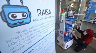 Tim peneliti menyiapkan makanan dan obat-obatan yang dibawa Robot Medical Assistant ITS-UNAIR (RAISA) saat diuji coba di Gedung Pusat Robotika Institut Teknologi Sepuluh Nopember (ITS), Surabaya, Jawa Timur, Selasa (14/4).   [ANTARA FOTO/Moch Asim]