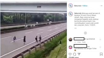 Menantang Maut, Gerombolan Bocah Nekat Main di Jalan Tol