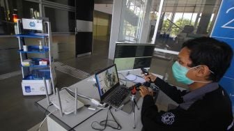 Tim peneliti mengendalikan Robot Medical Assistant ITS-UNAIR (RAISA) saat diuji coba di Gedung Pusat Robotika Institut Teknologi Sepuluh Nopember (ITS), Surabaya, Jawa Timur, Selasa (14/4). [ANTARA FOTO/Moch Asim]