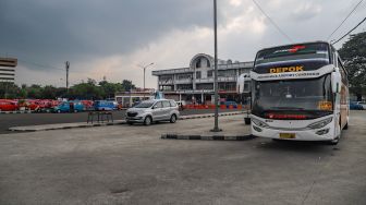 Kondisi sepi di Terminal Bus Depok, Jawa Barat, Selasa (14/4). [Suara.com/Alfian Winanto]
