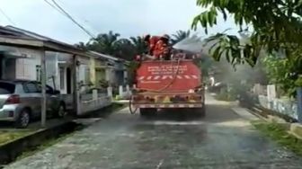 Rumah Dokter yang Tertular Pasien Positif Covid-19 Disemprot Disinfektan