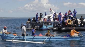 Sejumlah nelayan yang sedang melaut mengantre untuk mendapatkan bantuan sembako dari Kepolisian Daerah Nusa Tenggara Timur di perairan Kupang, NTT,Rabu (15/4).  [ANTARA FOTO/Kornelis Kaha]