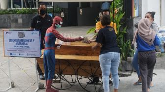 Spiderman Bagikan Nasi Bungkus