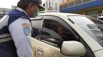 Hari Pertama PSBB di Bekasi, Ada Pengendara Mobil Merokok dan Tak Pakai Masker