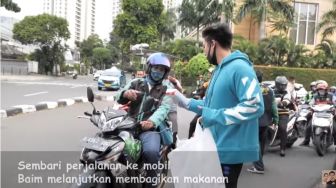 Bagi-bagi Makanan, Baim Wong Panik Didatangi Banyak Orang