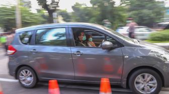 Pengendara melintas di Check Point PSBB Kota Depok dibawah Flyover UI, Lenteng Agung, Jakarta Selatan, Rabu (15/4). [Suara.Com/Alfian Winanto]