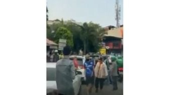 Viral Pengendara Mobil Bagi-Bagi Sembako ke Ojol, Endingnya Miris