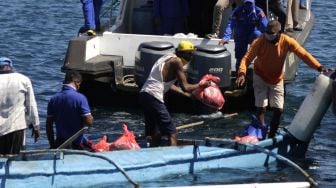 Nelayan yang sedang melaut mengantre untuk mendapatkan bantuan sembako dari Kepolisian Daerah Nusa Tenggara Timur di perairan Kupang, NTT,Rabu (15/4).  [ANTARA FOTO/Kornelis Kaha]