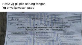 Awas Aturan Ekstra, Pemotor Ini Kena Tilang karena Tak Pakai Sarung Tangan?