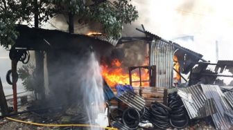 Lapak Barang Bekas di Depan Kantor Kelurahan Penggilingan Terbakar