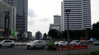 Ditegur Petugas! Masih Banyak Pengendara Langgar PSBB di Bundaran HI