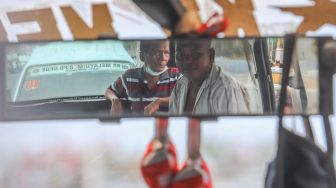 Penumpang menunggu di dalam angkutan kota  di Terminal Kampung Melayu, Jakarta Timur, Kamis (16/4). [Suara.com/Alfian Winanto]