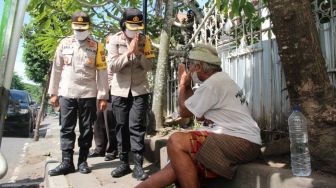 Masyarakat Terdampak Corona di Karangasem Nikmati Bantuan Sembako