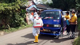 Pengguna Jalan di Bojonggenteng Sukabumi Disetop Lalu Diberi Masker