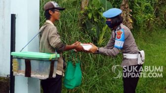 Polwan Cianjur Buka Dapur Umum, Bagikan Nasi Kotak ke Perkampungan