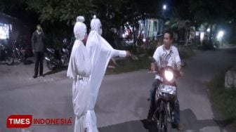 Pemuda Jadi Pocong saat Bagikan Masker, Ingatkan Warga Corona Mematikan