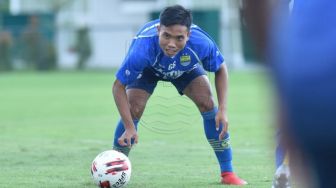 Liga 1 Masih Ditunda, Bek Persib Bandung Banting Setir Main Voli