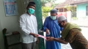 Gerak Swadaya, Warga Dusun Sedan Bagikan Masker ke Jamaah Sholat Jumat