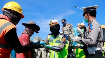 Satgas Preventif dan Banops Polda Bali Bagikan Sembako