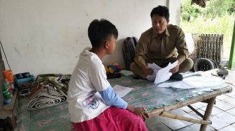 Siswa Tak Punya Ponsel, Pak Guru Avan Pilih Mengajar dari Rumah ke Rumah